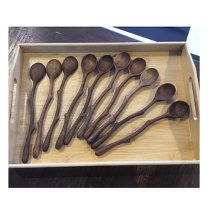 Cuchara de madera pulida a mano con mango elegante para revolver y servir Ideal para uso en cocina moderna o tradicional - Product Image 4