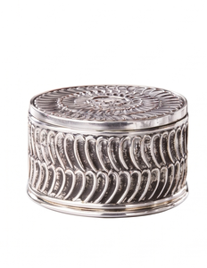 Boîte de rangement ronde en métal argenté antique de luxe pour fruits secs et dates, avec couvercle à motif plumeux tourbillonnant - Product Image 1