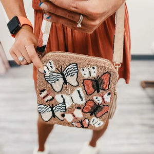 กระเป๋าสะพายข้างปักลายผีเสื้อประดับลูกปัดพร้อมสายสะพายลายพิมพ์ กระเป๋าสะพายทรงสี่เหลี่ยมสีแทนสำหรับผู้หญิง กระเป๋าถือสำหรับออกงานกลางคืนพร้อมพู่ห้อย - Product Image 1