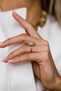 Anillo de Compromiso de Lujo en Oro de 14 Quilates con Diamante de Corte Esmeralda de 3.5 Gramos y Engaste de Garras, Joyería Fina Personalizada - Product Image 3