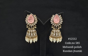 Boucles d'oreilles pendantes Jhumki Kundan vertes 12512 en laiton plaqué or avec pierres doublettes taille poire style jade pour mariage, fête ou cadeau - Product Image 4