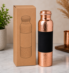 Bouteille AuraMule Stealth en cuivre martelé avec manchon central en silicone noir, design minimaliste, matériau en cuivre pur, couvercle anti-fuite - Product Image 1
