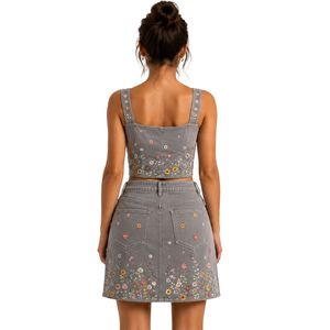 Conjunto de Top Corto y Falda Bordados para Mujer en Gris Niebla, Diseño Floral de Verano, Dos Piezas, Logotipo Personalizado, OEM, Ropa al Por Mayor - Product Image 2