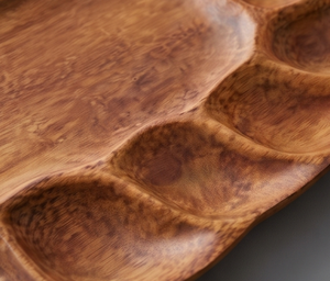 Plateau de service en bois de qualité supérieure, forme irrégulière, design moderne poli, couleur unie, parfait pour des dîners élégants - Product Image 2