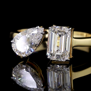 Anillo de Mujer con Diamante Cultivado en Laboratorio con Corte de Pera, Piedra Lateral de Esmeralda, Estilo Clásico, Certificado IGI, Chapado en Oro de 14K - Product Image 2