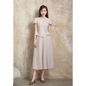 Conjunto de Dos Piezas para Mujer, Estilo Vietnamita, Elegante, Color Beige, Top Asimétrico con Peplum, Falda Midi Plisada, Casual y de Oficina, ODM OEM DYLAN - Product Image 1