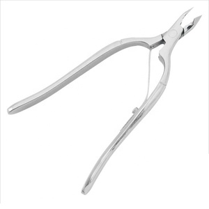 Vente en gros de pinces à cuticules et à ongles fantaisie à long manche pour manucure, pédicure, soin des ongles, fabriquées au Pakistan - Product Image 1