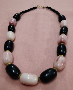 Collier en résine fait main de haute qualité, léger et coloré, avec pendentif floral ange et fleurs séchées en provenance d'Inde - Product Image 4