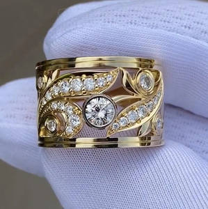 Anillo de Aniversario de Diseño Único con Biseles Anchos de Dos Tonos y Diamantes de Moissanita Redondos de Corte Brillante Estilo Vintage - Product Image 4