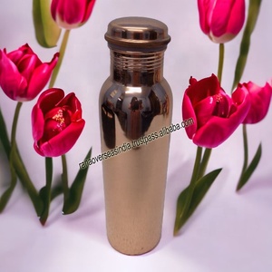 Bouteille d'eau classique en cuivre pur de haute qualité, fabriquée à la main, avec 2 gobelets en verre de cuivre, idéale pour les mariages, Diwali et les cadeaux - Product Image 2