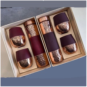 Bouteille d'eau de luxe en cuivre avec 2 verres, ensemble sans raccords, martelé, revêtement poudré, en cuivre pur, avec coffret cadeau - Product Image 1
