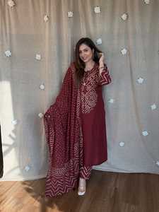 Conjunto de Kurti Recto con Estampado Bandhani Morado, Pantalón y Dupatta, Ropa Étnica India y Pakistaní para Mujer, Ropa Casual para Festivales - Product Image 2