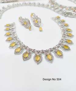 Ensemble élégant de boucles d'oreilles et collier en strass blancs pour les mariées, bijoux de mariage classiques plaqués argent de qualité supérieure - Product Image 1