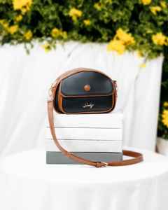 Elegante Bolso Kyna para Mujer, Estilo Bandolera, Cuero Sintético Premium con Textura Satinada y Logotipo Dorado - Product Image 1