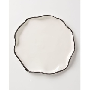 Assiette plate en céramique irrégulière, style classique, faite à la main, vaisselle blanche unie, écologique, passe au micro-ondes, toutes occasions - Product Image 1