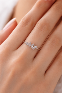 Bague d'anniversaire délicate et minimaliste en or jaune massif 14K 18K, avec diamant rond cultivé en laboratoire, au design unique et élégant, dernière collection. - Product Image 4