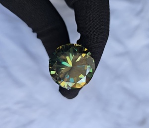 Diamante de moissanita verde de 43.10 quilates para la fabricación de joyas - Product Image 1