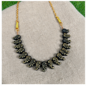 Collier en métal de style antique avec perles noires et chaîne plaquée or, bijoux statement pour femmes, KOTTRAVAI, cadeau pour mariage ou fête - Product Image 3