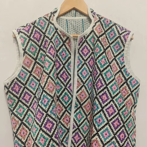 Chaleco bohemio acolchado Kantha de algodón transpirable hecho a mano, chaleco sin mangas con patchwork multicolor, informal para mujer - Product Image 1