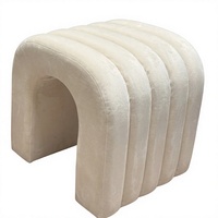 Pouf ottoman arqué à boucles avec nervures verticales, tabouret de coiffeuse en tissu Teddy en forme de U, repose-pieds capitonné pour salon