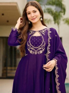 Elegante conjunto de kurta recta hasta la pantorrilla de tela Vichitra. Tela para kurta: Vichitra. Largo de la kurta: 52 pulgadas. - Product Image 3