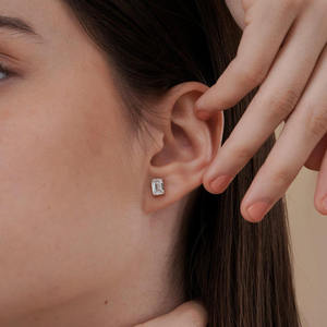 ต่างหูเพชรทรงเหลี่ยมมรกตสีขาวทอง ได้รับการรับรองจาก IGI สี D ธรรมชาติ เครื่องประดับหมั้นสำหรับผู้หญิงสุดคลาสสิก - Product Image 4