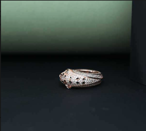 Anillo de banda de lujo con diseño calado de cresta de águila - Product Image 2