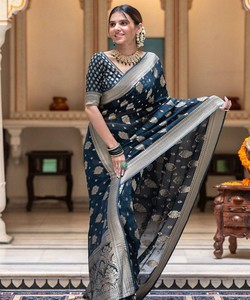 Elegante sari de seda azul marino con estampado floral dorado y borde plateado, traje tradicional indio para bodas, para mujeres. - Product Image 1