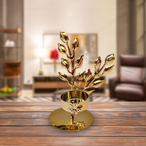 Marco orbital artístico dorado con un portavelas de cerámica con diseño de mármol blanco. Estilo único disponible a precios de mayorista. - Product Image 4