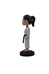 Figurine Bobblehead Éco-responsable Fille Artiste Martial de Noël - Décoration Dynamique pour Tableau de Bord de Voiture et Bureau - Product Image 4