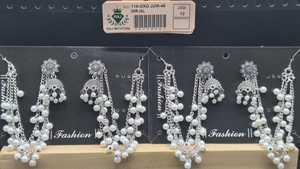Boucles d'oreilles Jhumka Mandala Rondes Plaqué Argent avec Chaîne de Support Perle Blanche et Franges Ghungroo Argentées – Vente en Gros - Product Image 4
