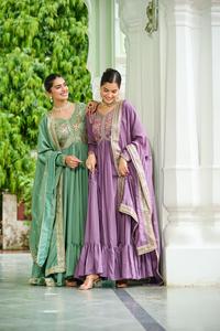 Nouvelles collections de robes Anarkali et de saris indiens ethniques de créateurs, richement brodés et ornés de fils, à prix bas, pour les mariages. - Product Image 4