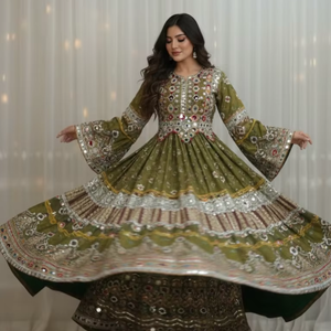 ชุดชนเผ่ากุจิแบบดั้งเดิมของชาวอัฟกานิสถานที่ตกแต่งอย่างประณีตสีม่วงแดงเข้มและสีม่วงเข้ม ทำจากผ้าไหมประดับกระจกอย่างมากมาย - Product Image 1