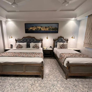 Nouvel ensemble de mobilier de chambre d'hôtel de luxe de style Mid-Century Modern 2026, lit King Size 5 étoiles en bois massif écologique et gonflable - Product Image 2