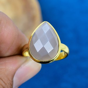 Bague tendance pour femme, en pierre de lune grise naturelle taille poire, sertie dans un cadre plaqué or 18 carats, faite à la main - Product Image 4