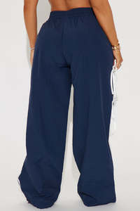 Pantalon large imperméable en nylon bleu marine avec taille élastique, détail nœud latéral et rayures contrastées pour femme - Fournisseur OEM - Product Image 4