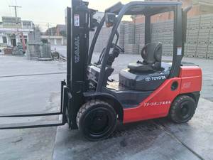 Chariot élévateur d'occasion Toyota 3 tonnes, mât 3 étages, moteur diesel, faible nombre d'heures, hauteur de levage 4500 mm, boîte de vitesses - Product Image 5