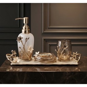 Distributeur de savon et ensemble de vaisselle de luxe de qualité supérieure en verre rose et métal plaqué or, décoré de fleurs et de feuilles, pour salle de bain - Product Image 3