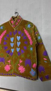 Chaqueta de Terciopelo Bordada Estilo Boho Suzani, Patrón de Corazones Coloridos, Chaqueta de Terciopelo Bordada Floral Hecha a Mano - Product Image 4