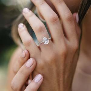 Anillo de Compromiso y Boda con Moissanita Corte Pera, Plata de Ley 925 con Baño de Rodio, Joyería de Lujo para Mujer - Product Image 2