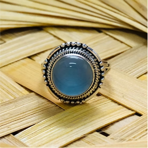 Bague élégante en argent 925, style minimaliste, avec chalcédoine aqua, fine et à bande fendue, au meilleur prix pour la vente en gros. - Product Image 2