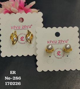 Boucles d'oreilles tendance en acier inoxydable plaqué or pour femmes, serties de zirconiums et au design affirmé - Product Image 5