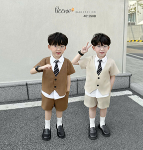 Tenue de garçons de couleur unie pour les événements d'été Costume formel 4 pièces à la mode pour les mariages Style décontracté de Boutique ODM Supply - Product Image 1