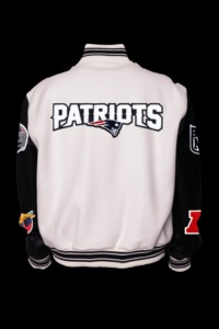 เสื้อแจ็คเก็ตหนัง New England Patriots แบบวาร์ซิตี้ กันลม เป็นมิตรกับสิ่งแวดล้อม สไตล์สตรีทแวร์ สีขาวดำ - Product Image 2