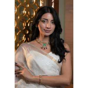 Ensemble collier et couronne Kundan en laiton plaqué or avec pierres vertes, motif indien pour mariages et fêtes, inspiré de Sabyasachi - Product Image 1