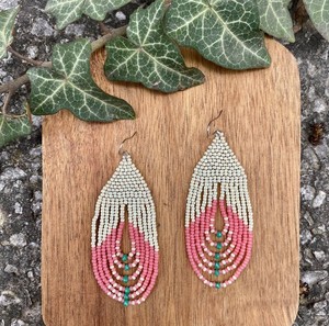 Pendientes elegantes con flecos y cuentas de color rosa y blanco, hechos a mano, estilo bohemio, accesorios elegantes para mujeres y niñas, a la moda - Product Image 1
