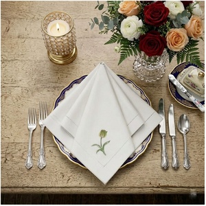 Serviettes en tissu personnalisées en gros, broderie fleur de tulipe, serviettes de table en coton avec ourlet festonné, durables pour la maison, les mariages et les événements - Product Image 1