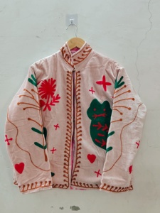 Veste en velours rose brodée à la main pour femmes |   Veste florale artisanale indienne |   Vêtements d'hiver ethniques bohèmes faits à la main - Product Image 5