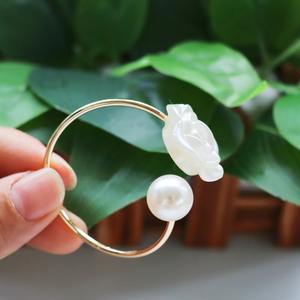 Anillos florales de metal y resina de lujo que realzan la sencillez de la ropa de mesa, haciendo que incluso los servilletas sencillos parezcan refinados y con mucho cuidado elaborados. - Product Image 2