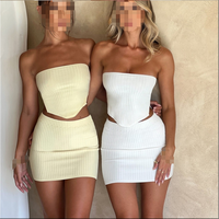 Un costume décontracté à la mode pour les femmes, un ensemble deux pièces à la mode de vêtements pour femmes enroulé autour de la poitrine, du haut et des hanches